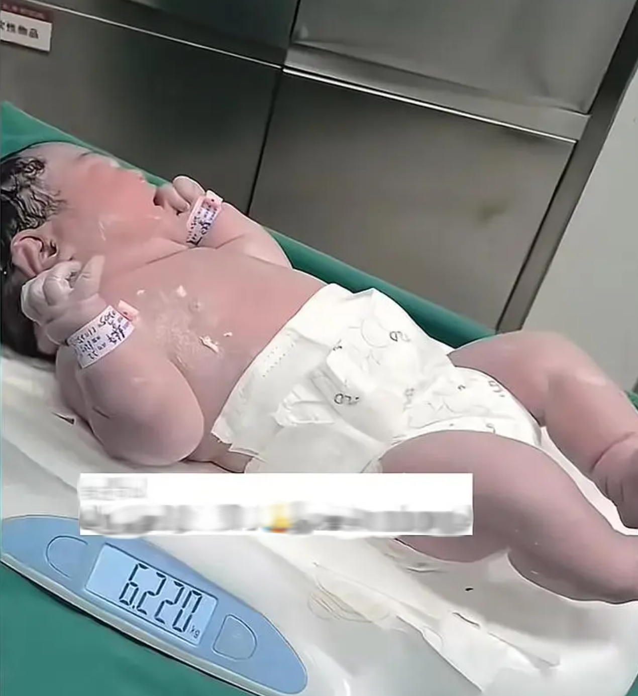 &ldquo;Em b&eacute; b&eacute;o&rdquo; g&acirc;y sốt, nặng 6,25kg khi ch&agrave;o đời &ndash; Cư d&acirc;n mạng kiểu: Đ&uacute;ng chuẩn ch&aacute;u đ&iacute;ch t&ocirc;n trong mơ của b&agrave; nội- Ảnh 2.