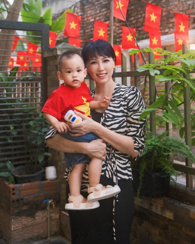 Mẹ Do&atilde;n Hải My U50 khoe visual trẻ đẹp bất bại ng&agrave;y cuối năm, thần th&aacute;i sang chuẩn 