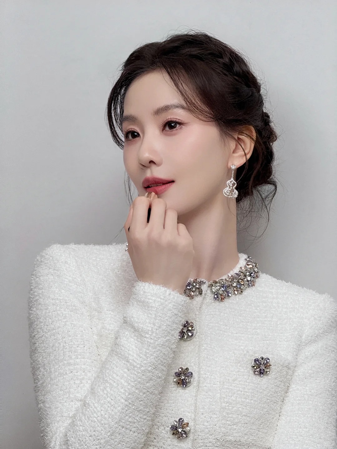 3 m&agrave;u son khai vận 2026: T&ocirc; l&ecirc;n l&agrave; sang, cười l&ecirc;n l&agrave; lộc- Ảnh 2.