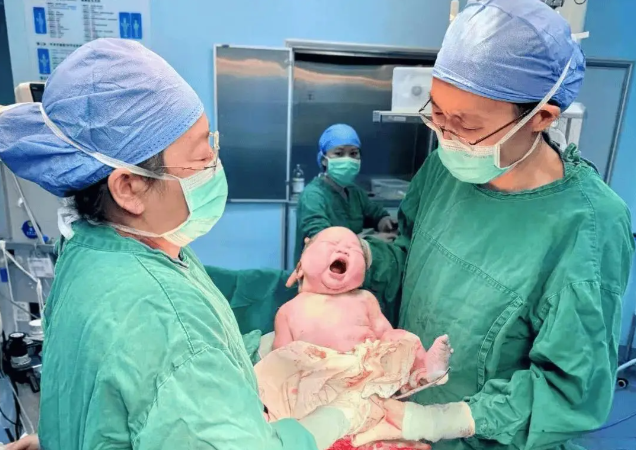 &ldquo;Em b&eacute; b&eacute;o&rdquo; g&acirc;y sốt, nặng 6,25kg khi ch&agrave;o đời &ndash; Cư d&acirc;n mạng kiểu: Đ&uacute;ng chuẩn ch&aacute;u đ&iacute;ch t&ocirc;n trong mơ của b&agrave; nội- Ảnh 4.