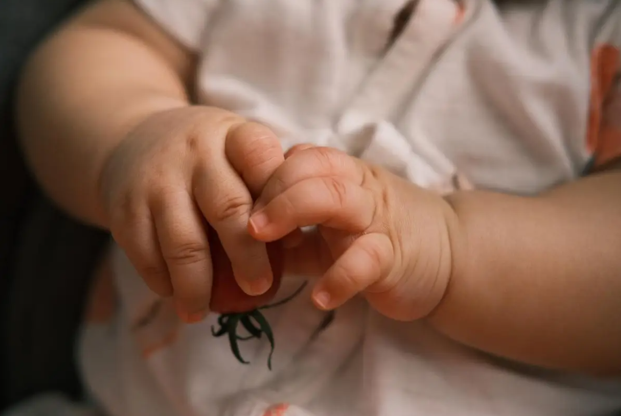 Tr&ecirc;n tay b&eacute; c&oacute; 4 động t&aacute;c n&agrave;y l&agrave; dấu hiệu điển h&igrave;nh của trẻ th&ocirc;ng minh, chỉ cần c&oacute; 1 th&ocirc;i cũng đ&aacute;ng mừng rồi- Ảnh 3.