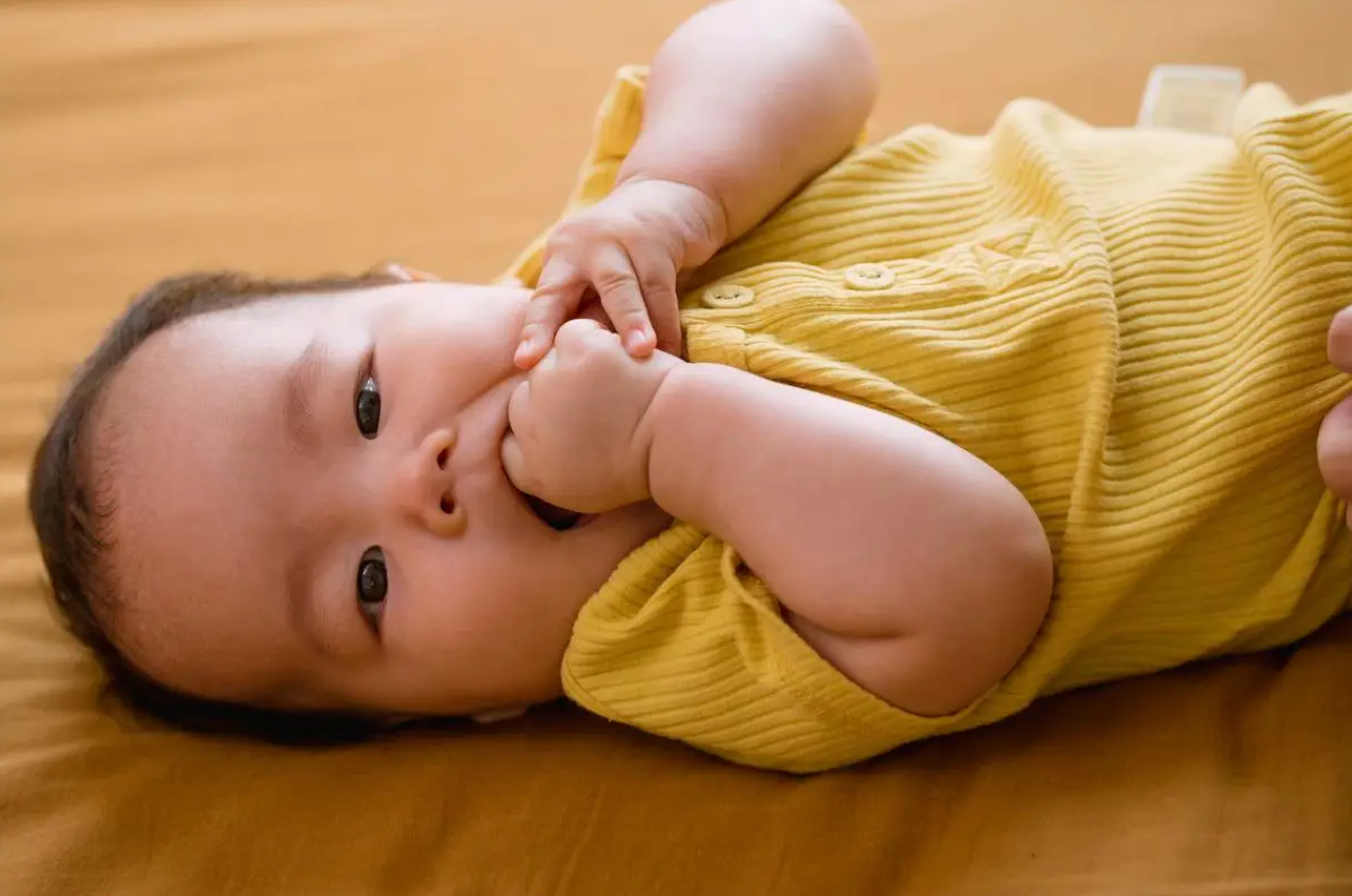 Tr&ecirc;n tay b&eacute; c&oacute; 4 động t&aacute;c n&agrave;y l&agrave; dấu hiệu điển h&igrave;nh của trẻ th&ocirc;ng minh, chỉ cần c&oacute; 1 th&ocirc;i cũng đ&aacute;ng mừng rồi- Ảnh 1.