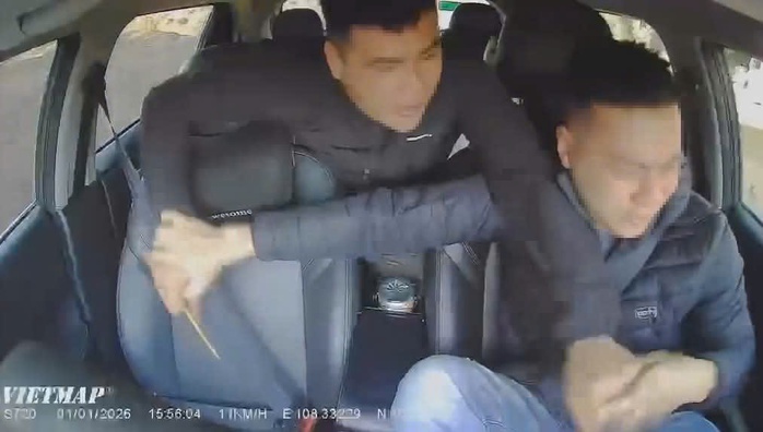 Rùng mình clip hành khách đâm tài xế đang lái xe giữa đường phố Đắk Lắk - Ảnh 1. Rùng mình clip hành khách đâm tài xế đang lái xe giữa đường phố Đắk Lắk - Ảnh 1.