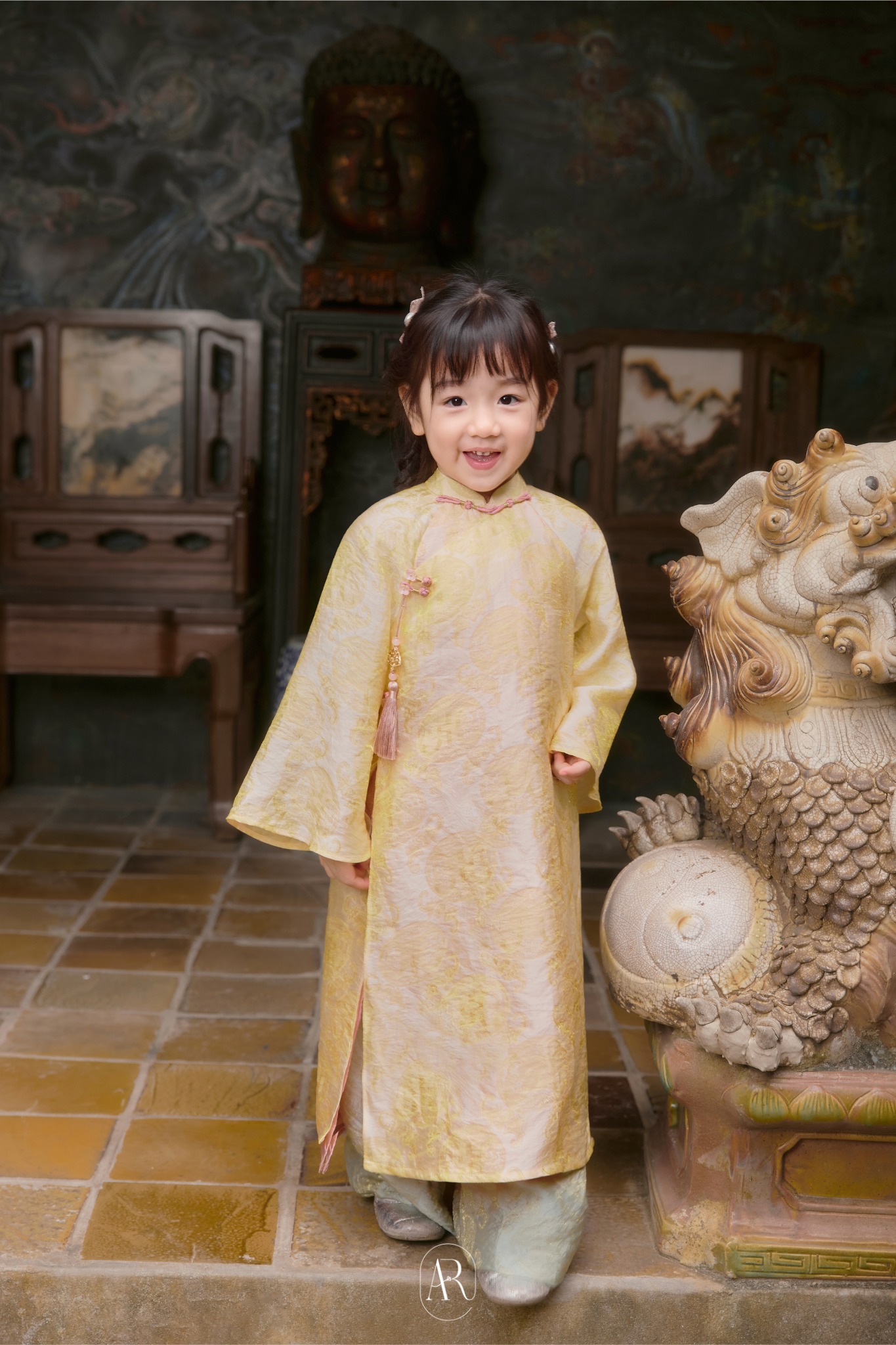 Chụp ảnh &aacute;o d&agrave;i Tết dịu d&agrave;ng l&agrave; thế, b&eacute; B&uacute;n - con g&aacute;i Nam Thương, vẫn lộ "bản chất&rdquo; tinh nghịch khiến d&acirc;n t&igrave;nh cười xỉu- Ảnh 6.