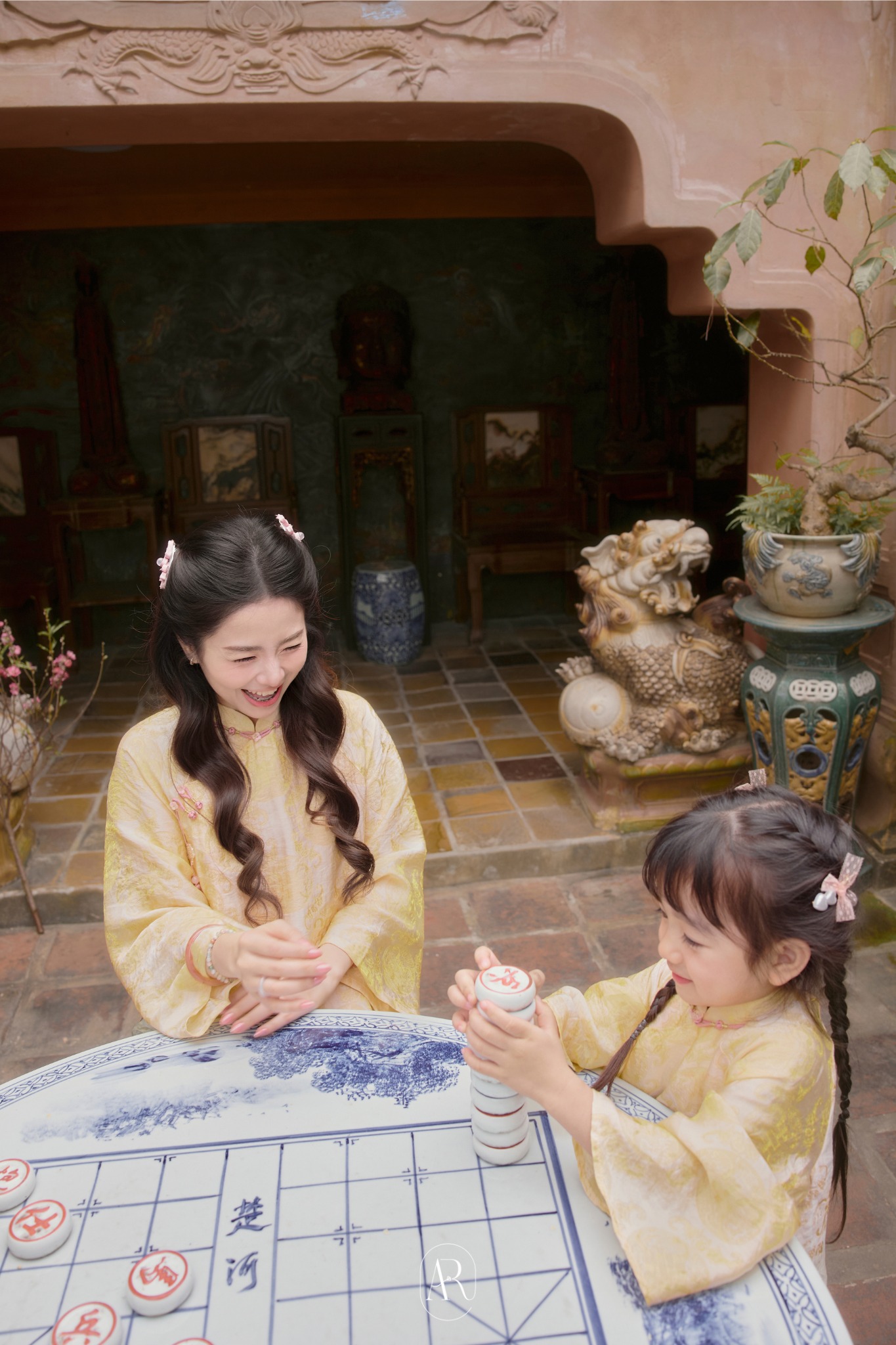 Chụp ảnh &aacute;o d&agrave;i Tết dịu d&agrave;ng l&agrave; thế, b&eacute; B&uacute;n - con g&aacute;i Nam Thương, vẫn lộ "bản chất&rdquo; tinh nghịch khiến d&acirc;n t&igrave;nh cười xỉu- Ảnh 9.