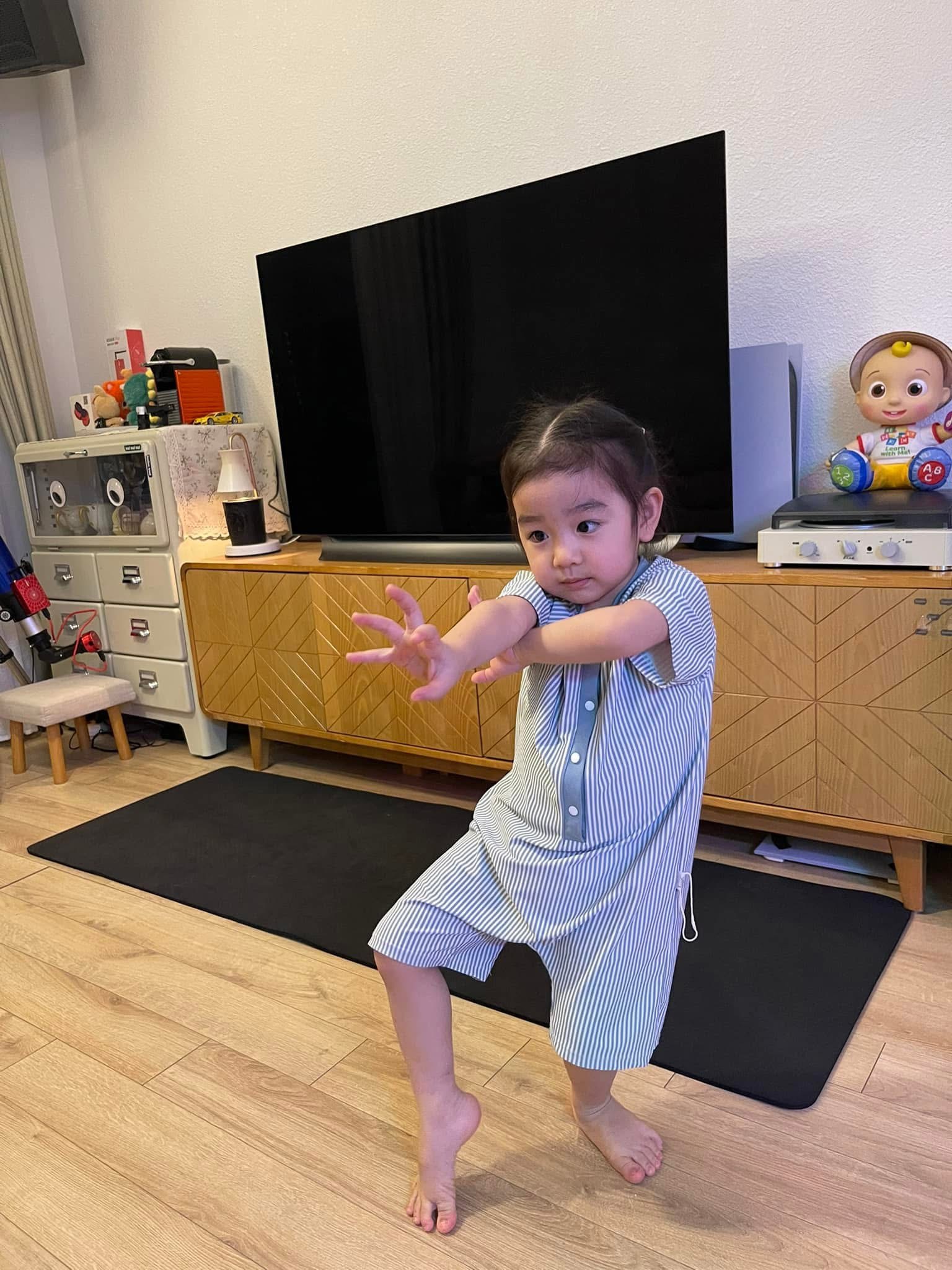 Chụp ảnh &aacute;o d&agrave;i Tết dịu d&agrave;ng l&agrave; thế, b&eacute; B&uacute;n - con g&aacute;i Nam Thương, vẫn lộ "bản chất&rdquo; tinh nghịch khiến d&acirc;n t&igrave;nh cười xỉu- Ảnh 14.