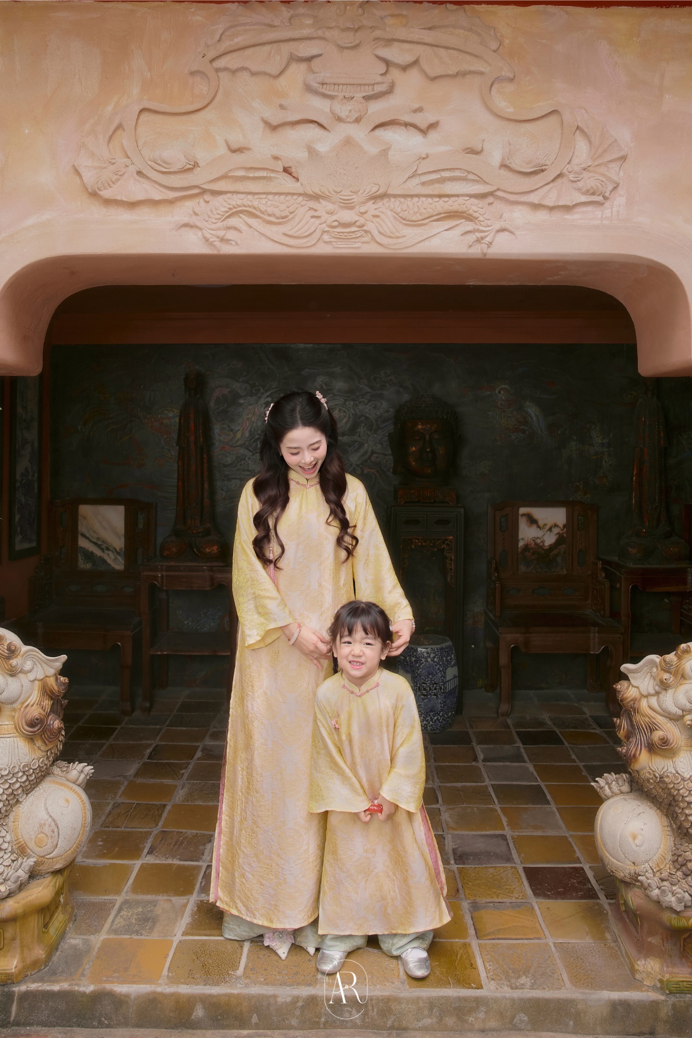 Chụp ảnh &aacute;o d&agrave;i Tết dịu d&agrave;ng l&agrave; thế, b&eacute; B&uacute;n - con g&aacute;i Nam Thương, vẫn lộ "bản chất&rdquo; tinh nghịch khiến d&acirc;n t&igrave;nh cười xỉu- Ảnh 7.