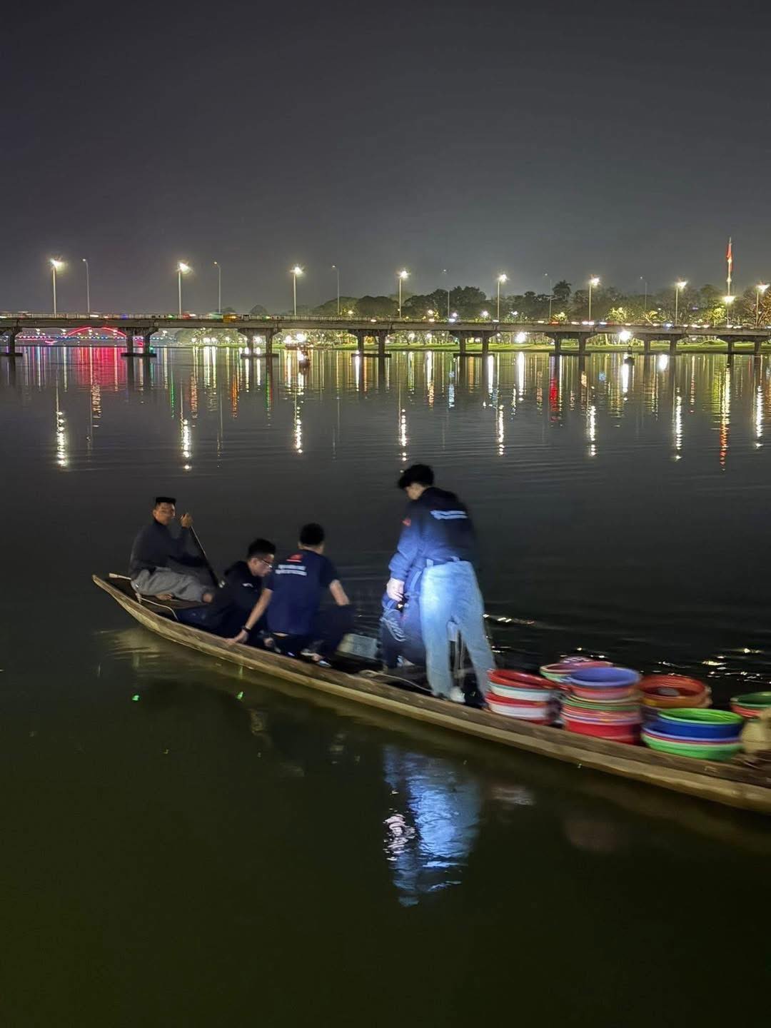 Người d&acirc;n đ&aacute;nh rơi v&agrave;ng xuống s&ocirc;ng Hương: Thợ lặn t&igrave;m thấy điều bất ngờ - Ảnh 1.