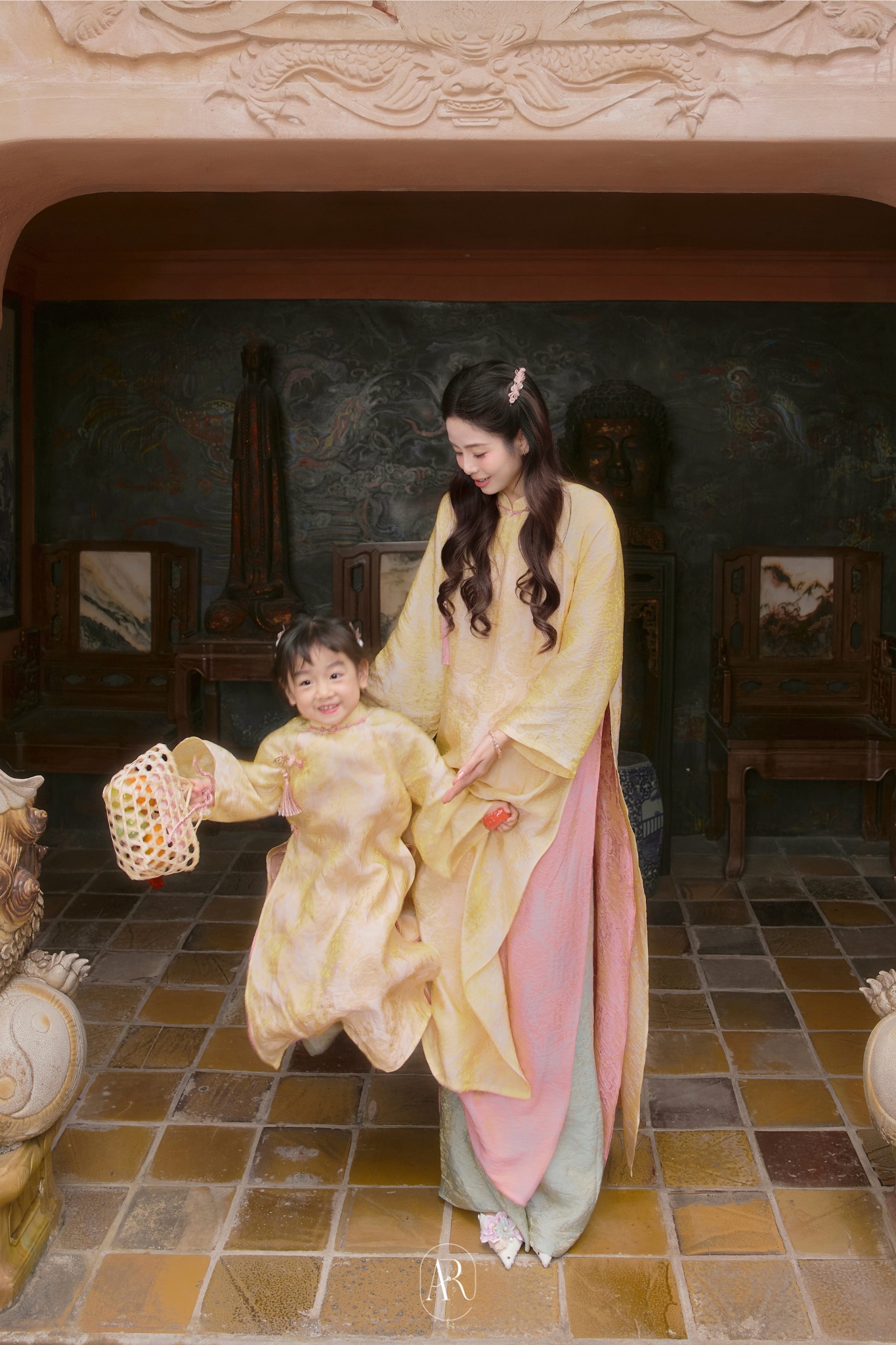 Chụp ảnh &aacute;o d&agrave;i Tết dịu d&agrave;ng l&agrave; thế, b&eacute; B&uacute;n - con g&aacute;i Nam Thương, vẫn lộ "bản chất&rdquo; tinh nghịch khiến d&acirc;n t&igrave;nh cười xỉu- Ảnh 8.