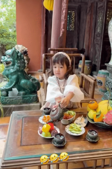 Chụp ảnh &aacute;o d&agrave;i Tết dịu d&agrave;ng l&agrave; thế, b&eacute; B&uacute;n - con g&aacute;i Nam Thương, vẫn lộ "bản chất&rdquo; tinh nghịch khiến d&acirc;n t&igrave;nh cười xỉu- Ảnh 3.