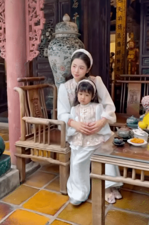 Chụp ảnh &aacute;o d&agrave;i Tết dịu d&agrave;ng l&agrave; thế, b&eacute; B&uacute;n - con g&aacute;i Nam Thương, vẫn lộ "bản chất&rdquo; tinh nghịch khiến d&acirc;n t&igrave;nh cười xỉu- Ảnh 4.