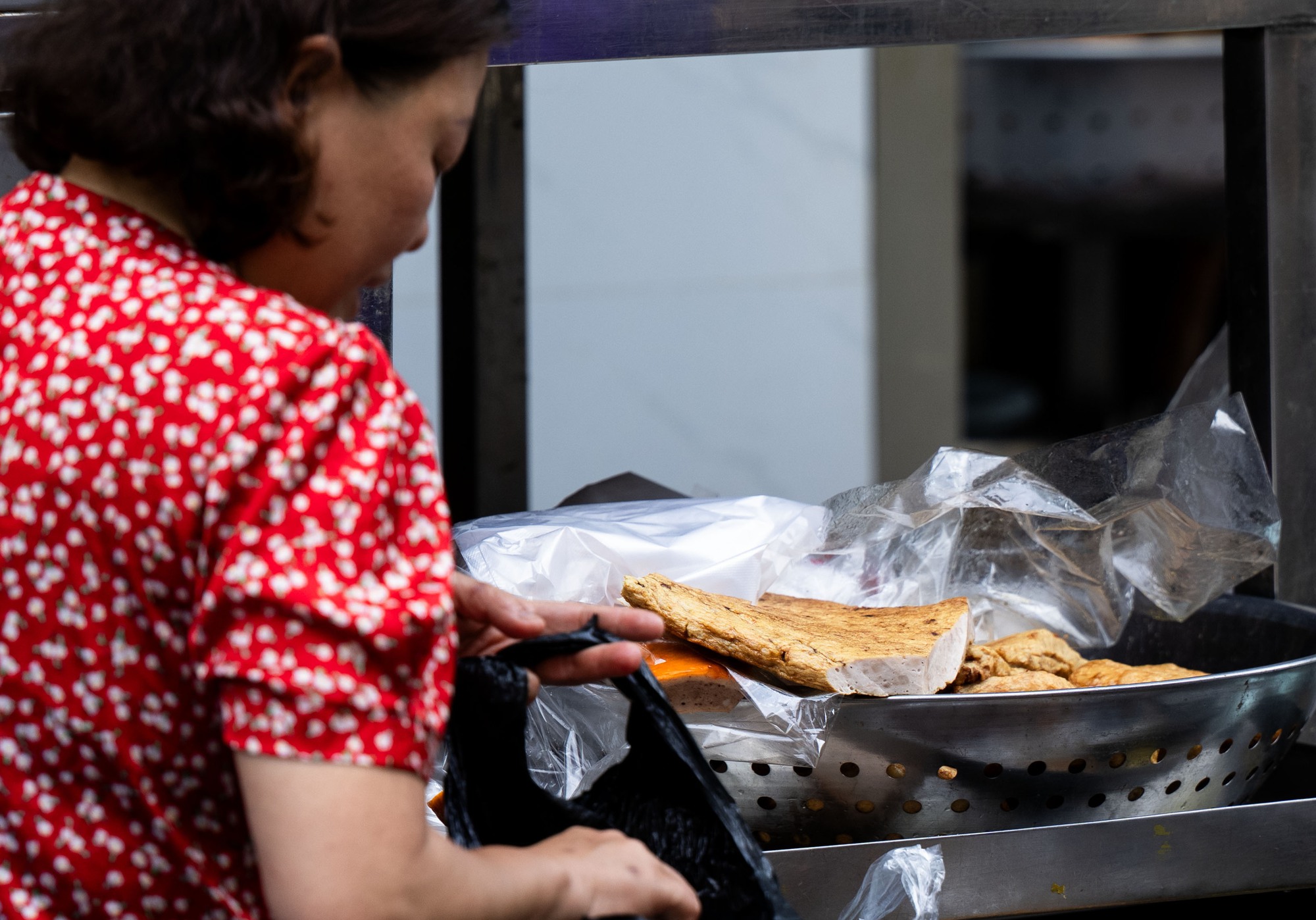Cảnh tượng kh&oacute; tin tại cơ sở gi&ograve; chả ở phố cổ H&agrave; Nội sau khi bị ph&aacute;t hiện d&ugrave;ng chất cấm, tuồn ra thị trường 300 tấn suốt 3 năm- Ảnh 2.
