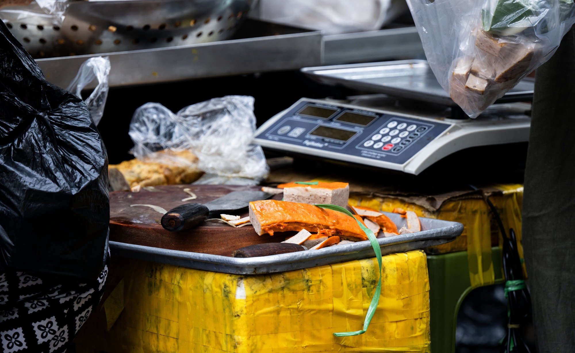 Cảnh tượng kh&oacute; tin tại cơ sở gi&ograve; chả ở phố cổ H&agrave; Nội sau khi bị ph&aacute;t hiện d&ugrave;ng chất cấm, tuồn ra thị trường 300 tấn suốt 3 năm- Ảnh 3.