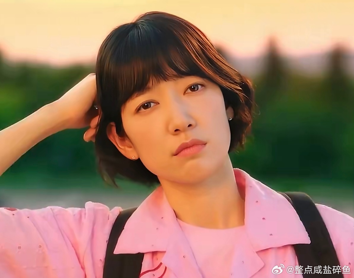 Park Shin Hye lộ diện kh&aacute;c lạ: Chuyện g&igrave; đang xảy ra với c&ocirc; ấy? - Ảnh 3.