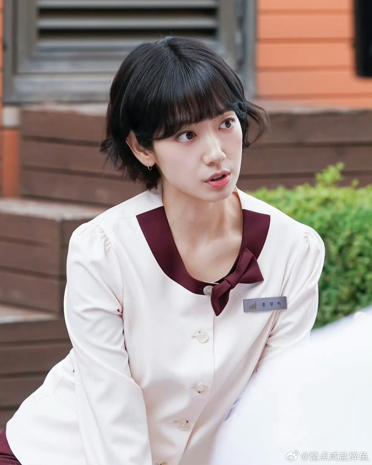 Park Shin Hye lộ diện kh&aacute;c lạ: Chuyện g&igrave; đang xảy ra với c&ocirc; ấy? - Ảnh 2.