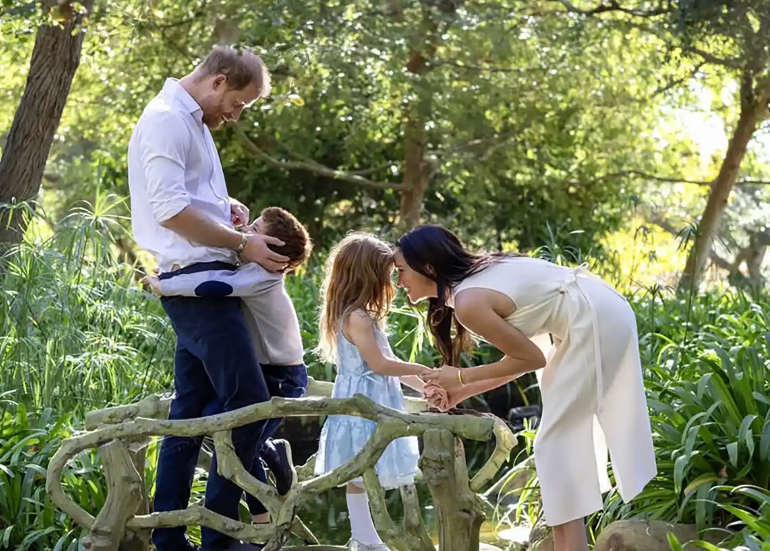 C&ocirc;ng ch&uacute;a nhỏ Lilibet tập bơi c&ugrave;ng b&agrave; ngoại, h&eacute; lộ g&oacute;c b&igrave;nh y&ecirc;n b&ecirc;n trong dinh thự triệu đ&ocirc; của Meghan Markle- Ảnh 4.