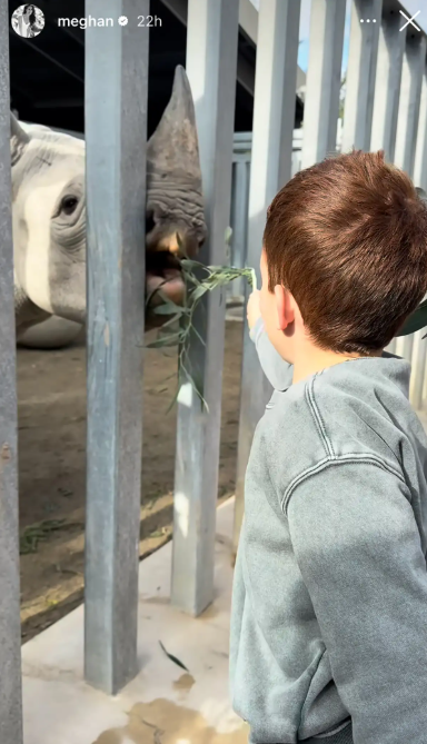 C&ocirc;ng ch&uacute;a nhỏ Lilibet tập bơi c&ugrave;ng b&agrave; ngoại, h&eacute; lộ g&oacute;c b&igrave;nh y&ecirc;n b&ecirc;n trong dinh thự triệu đ&ocirc; của Meghan Markle- Ảnh 3.