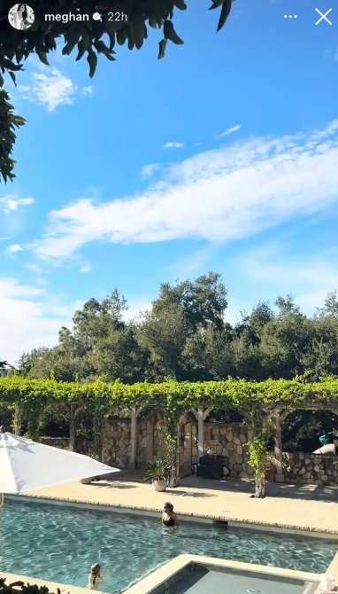 C&ocirc;ng ch&uacute;a nhỏ Lilibet tập bơi c&ugrave;ng b&agrave; ngoại, h&eacute; lộ g&oacute;c b&igrave;nh y&ecirc;n b&ecirc;n trong dinh thự triệu đ&ocirc; của Meghan Markle- Ảnh 2.