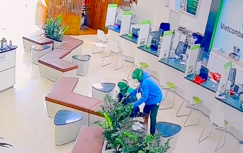 Vụ cướp t&aacute;o tợn ở Vietcombank: Nh&acirc;n vi&ecirc;n hoảng loạn v&agrave; m&agrave;n ứng ph&oacute; kịp thời - Ảnh 2.