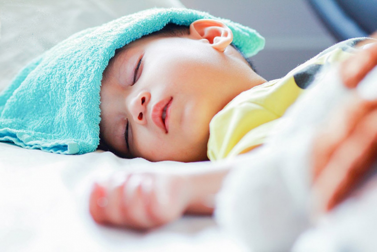 Trẻ 1 tuổi sốt cao, phụ huynh l&agrave;m 1 việc khiến nhịp tim tăng vọt, h&ocirc;n m&ecirc; nặng, khẩn cấp đưa v&agrave;o ICU- Ảnh 3.