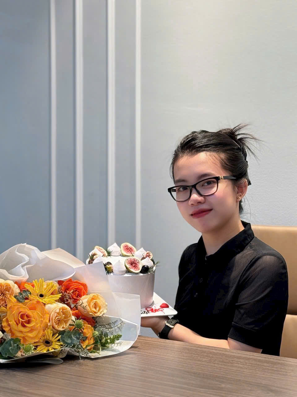 Mua vàng trên mọi “mặt trận”: Chốt 6 đơn vàng online, cô gái vẫn đi xếp hàng mua tiếp “cho có không khí”- Ảnh 1. Mua vàng trên mọi “mặt trận”: Chốt 6 đơn vàng online, cô gái vẫn đi xếp hàng mua tiếp “cho có không khí”- Ảnh 1.