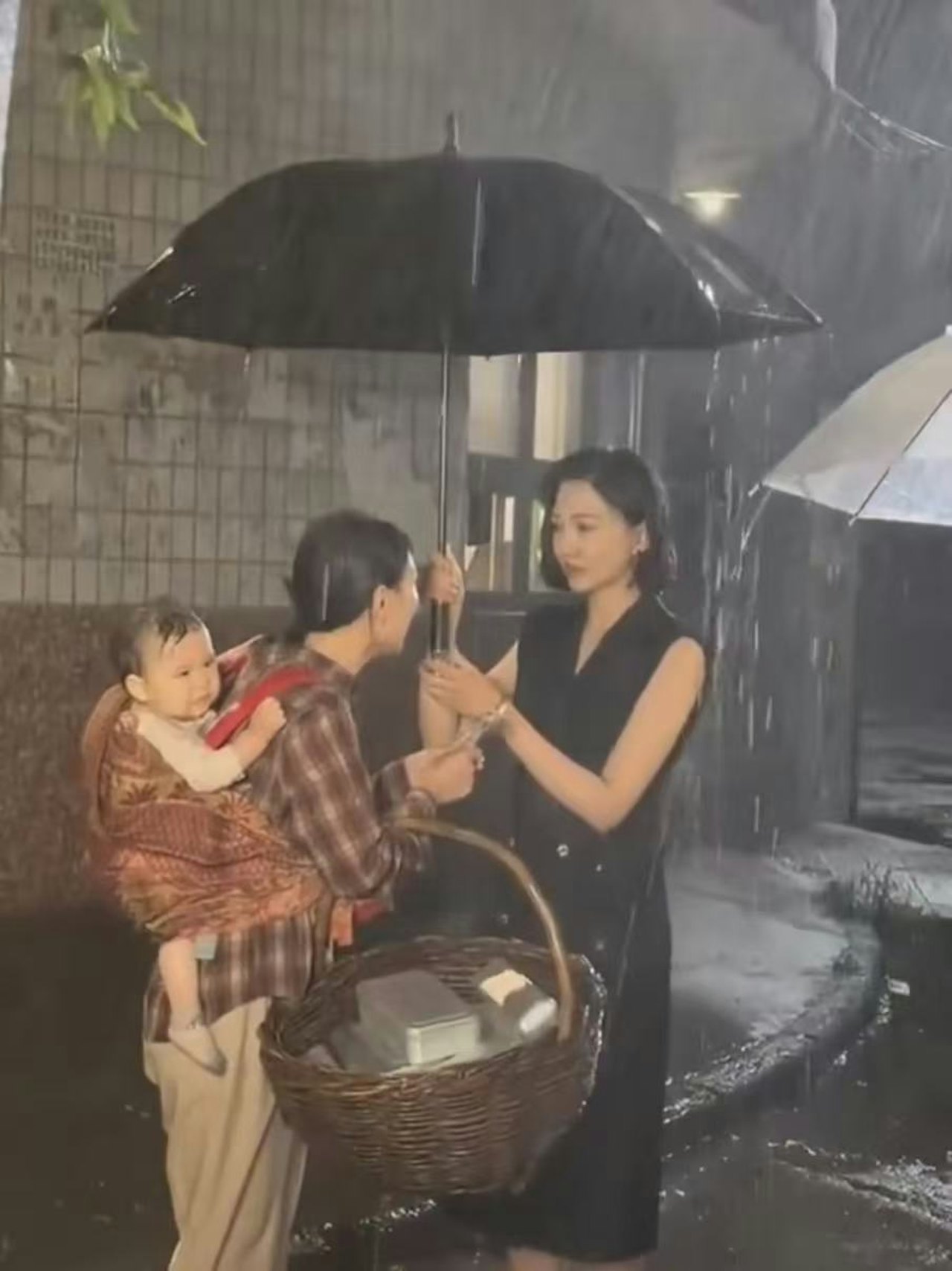 Đo&agrave;n l&agrave;m phim g&acirc;y bức x&uacute;c khi để em b&eacute; nhỏ vừa 