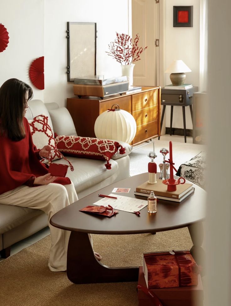 Tết c&agrave;ng sắm c&agrave;ng mệt: Danh s&aacute;ch chi ti&ecirc;u gi&uacute;p t&ocirc;i &ldquo;tho&aacute;t nợ cảm x&uacute;c&rdquo; - Ảnh 1.