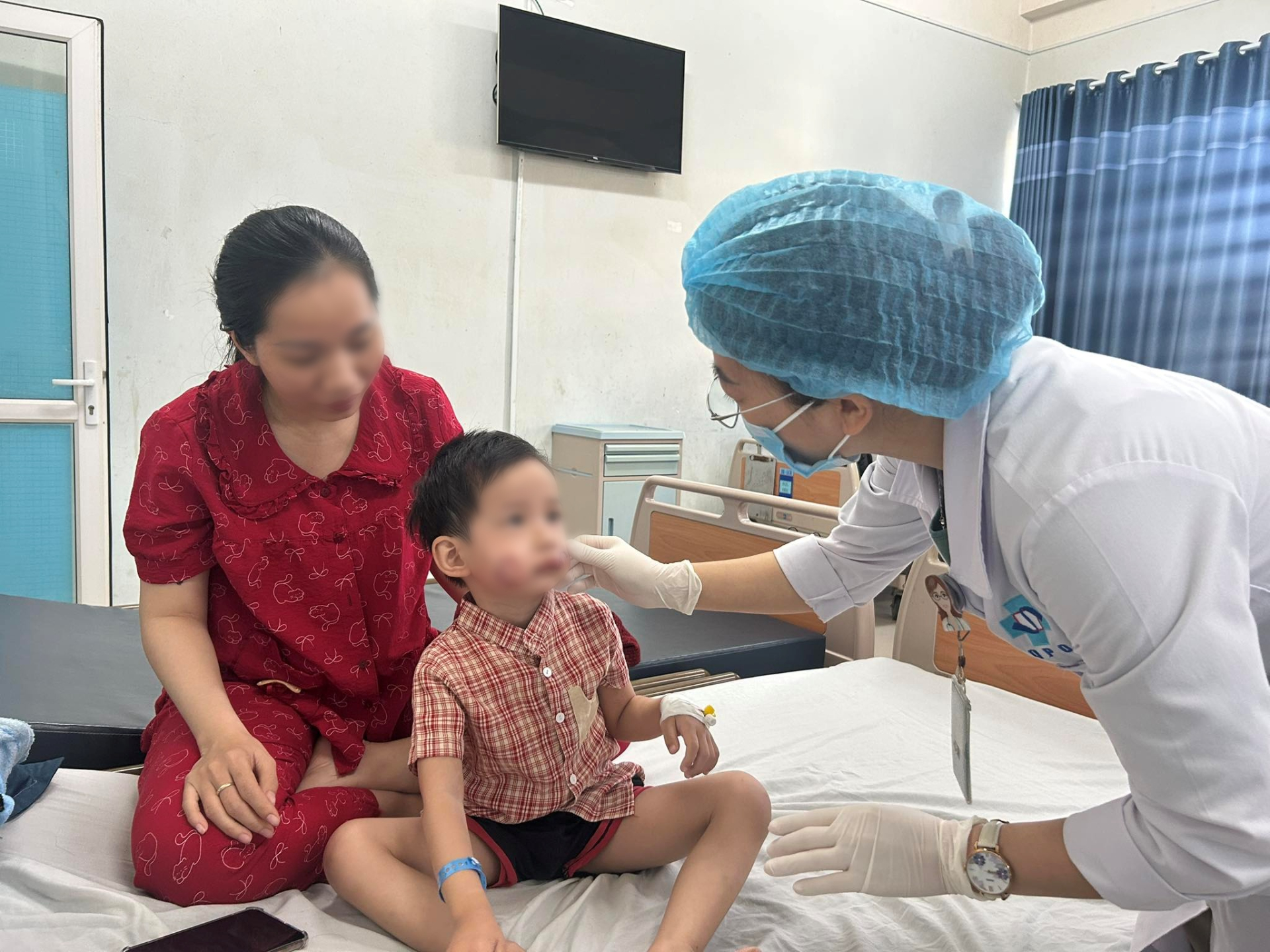 B&eacute; trai 4 tuổi ở Quảng Ng&atilde;i bị ch&oacute; cắn v&agrave;o mặt phải nhập viện cấp cứu - Ảnh 1.