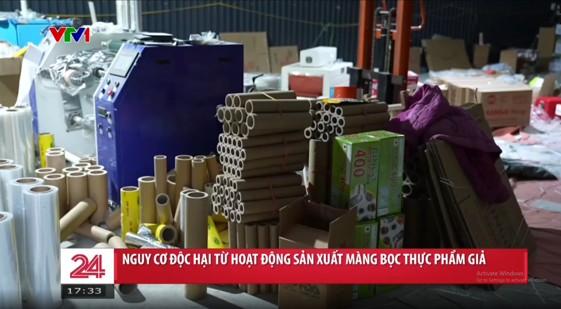 Kho xưởng ẩm thấp chứa hàng trăm lõi màng bọc thực phẩm giả thành phẩm.