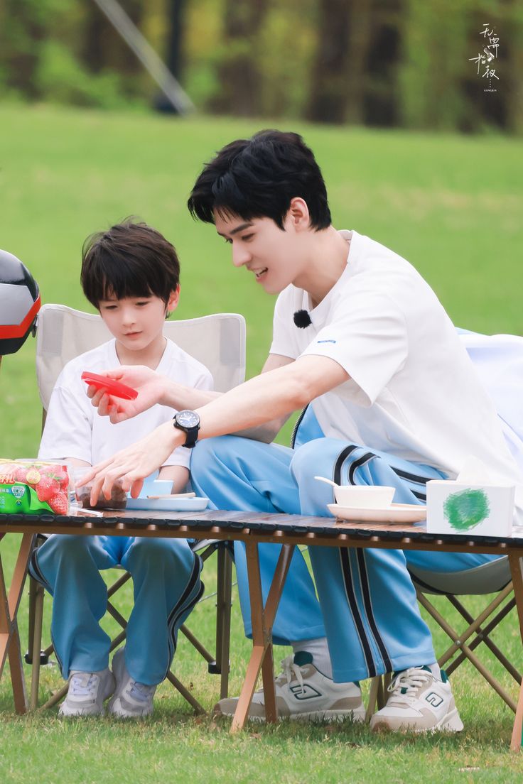 Bớt dạy con bằng đạo l&yacute; d&agrave;i d&ograve;ng, h&atilde;y tăng cường giao tiếp phi ng&ocirc;n ngữ với ch&uacute;ng- Ảnh 1.