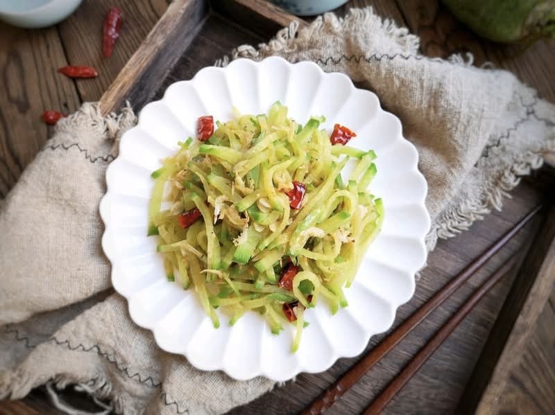 Củ cải đem th&aacute;i sợi rồi x&agrave;o c&ugrave;ng nguy&ecirc;n liệu n&agrave;y vừa ngon miệng, lại gi&agrave;u canxi tốt cho xương từ gi&agrave; đến trẻ - Ảnh 2.