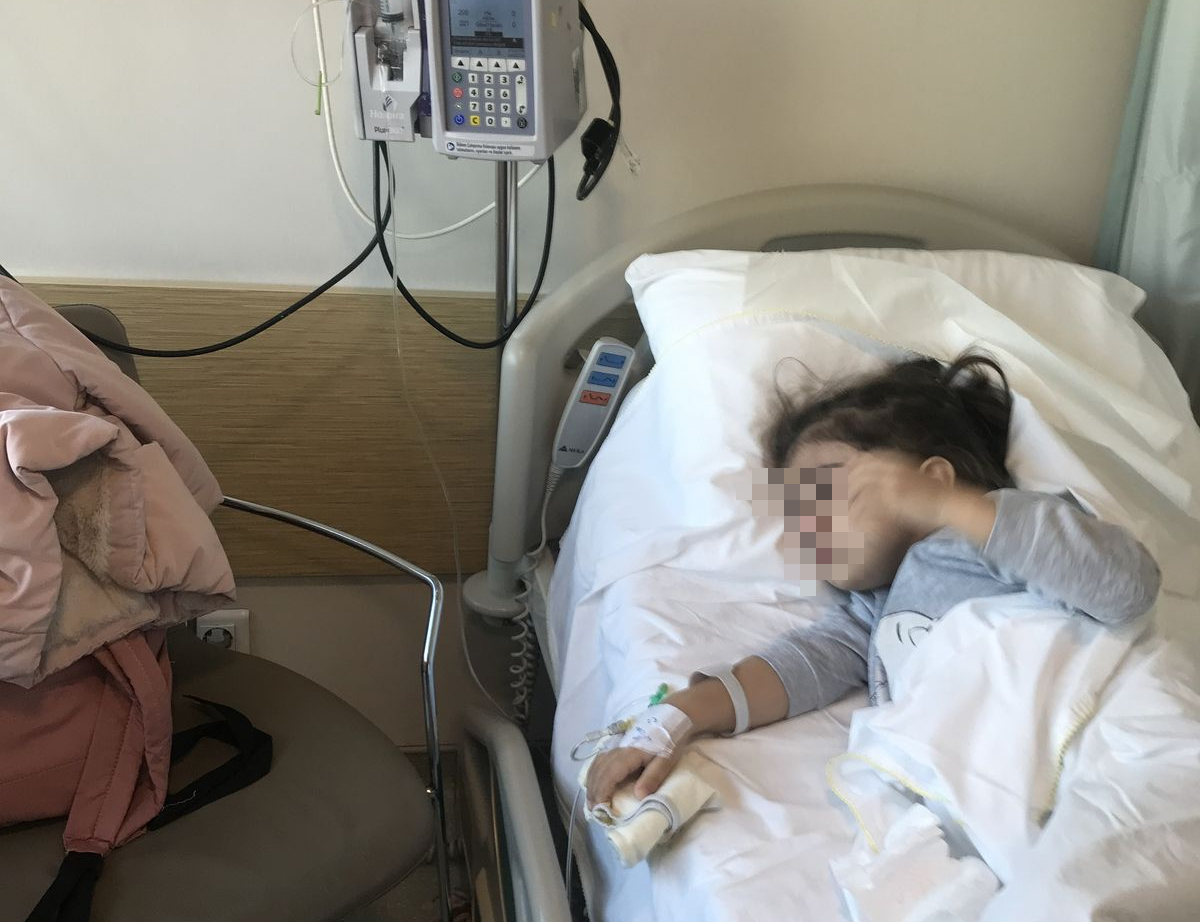 B&eacute; g&aacute;i 2 tuổi co giật, n&ocirc;n mửa, thận 