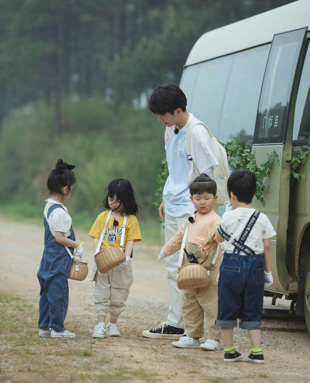 Bớt dạy con bằng đạo l&yacute; d&agrave;i d&ograve;ng, h&atilde;y tăng cường giao tiếp phi ng&ocirc;n ngữ với ch&uacute;ng- Ảnh 2.