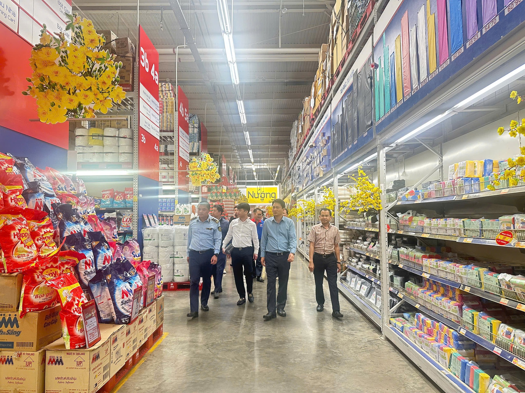 Cao điểm kiểm tra thị trường: Nhiều DN, hộ kinh doanh bị tịch thu toàn bộ hàng hóa vi phạm, chuyển 1 vụ có dấu hiệu tội phạm sang cơ quan điều tra- Ảnh 2. Cao điểm kiểm tra thị trường: Nhiều DN, hộ kinh doanh bị tịch thu toàn bộ hàng hóa vi phạm, chuyển 1 vụ có dấu hiệu tội phạm sang cơ quan điều tra- Ảnh 2.