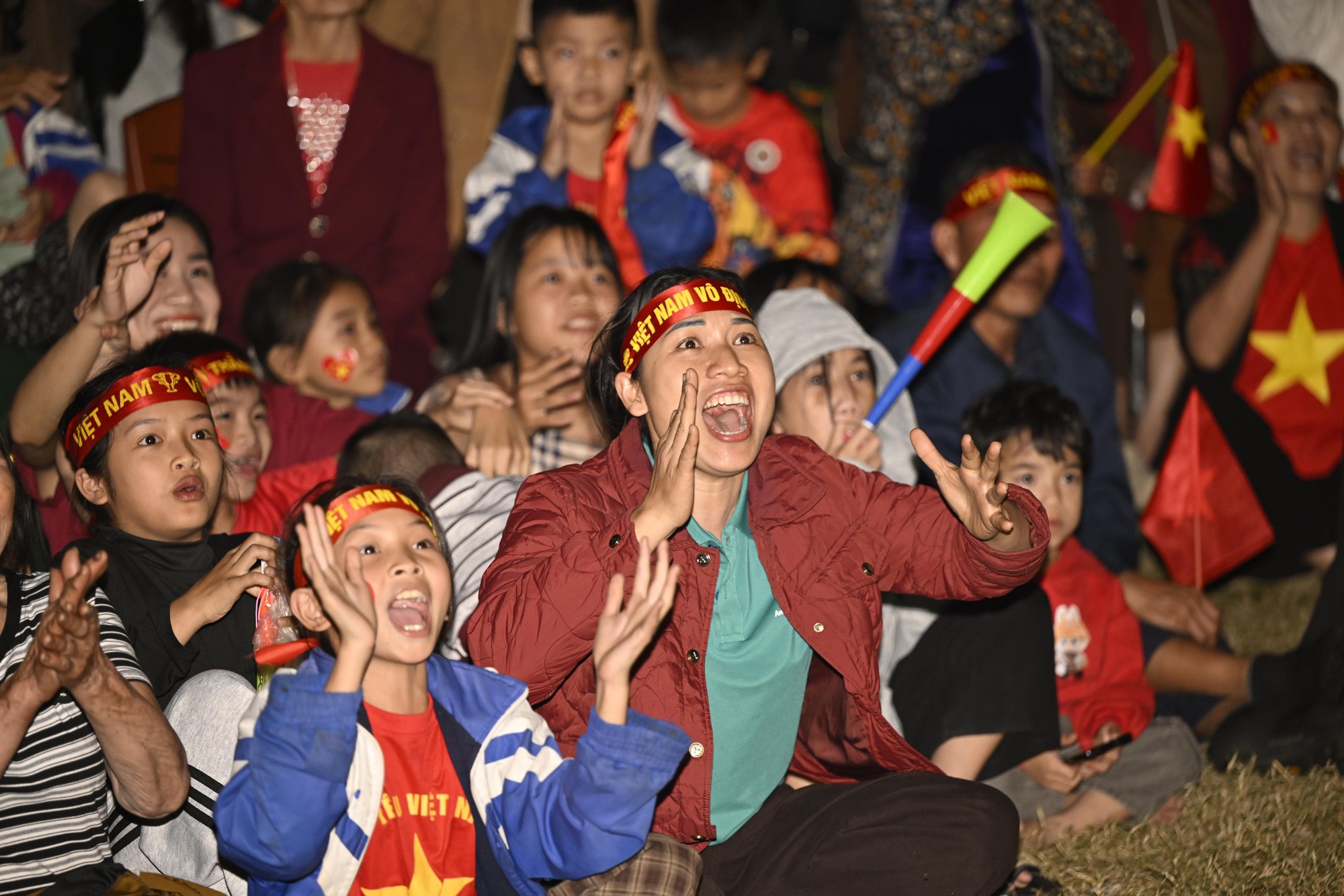 Nước mắt cổ động vi&ecirc;n khi U23 Việt Nam nhận thất bại cay đắng- Ảnh 34.