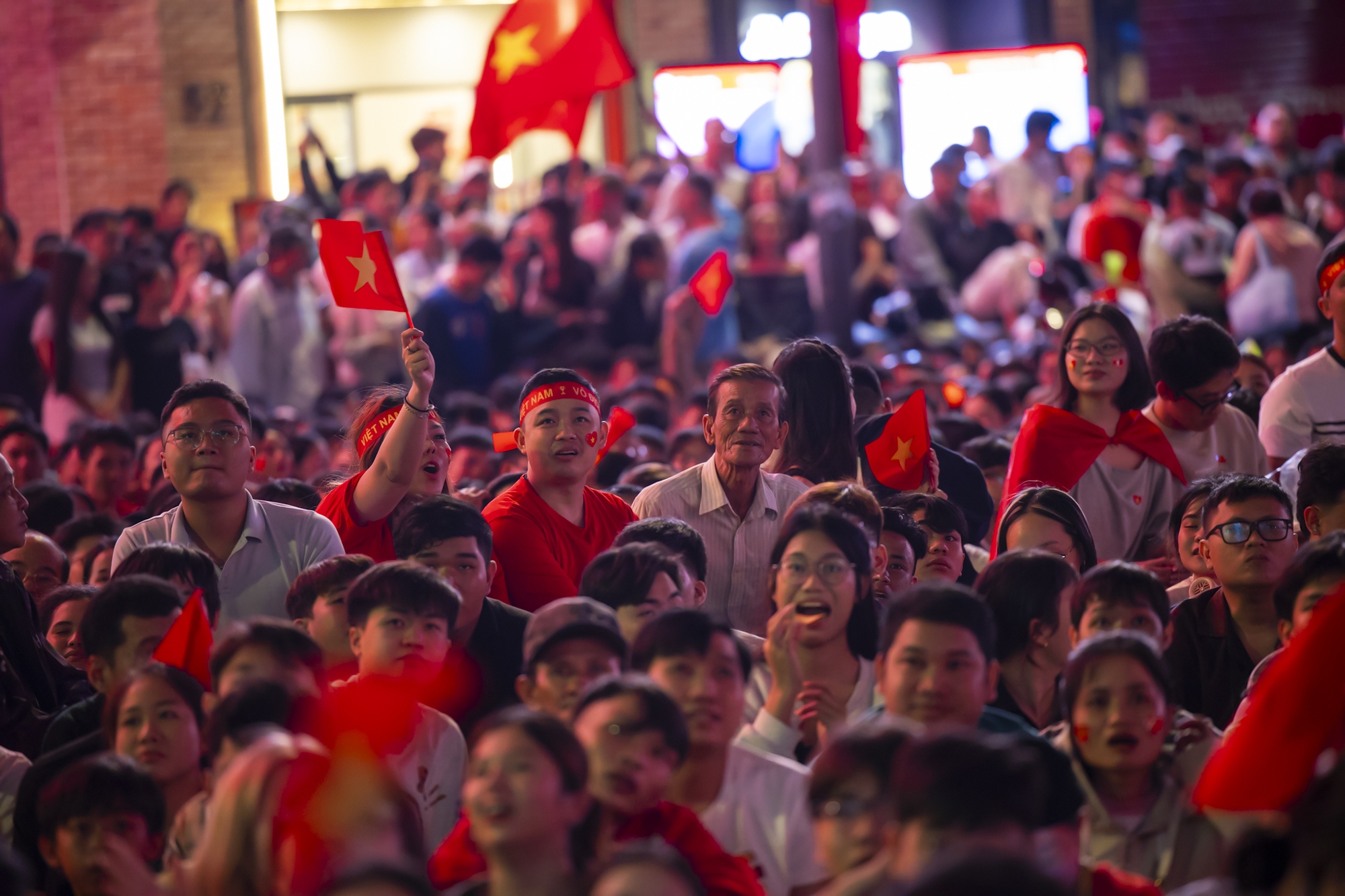 Nước mắt cổ động vi&ecirc;n khi U23 Việt Nam nhận thất bại cay đắng- Ảnh 55.