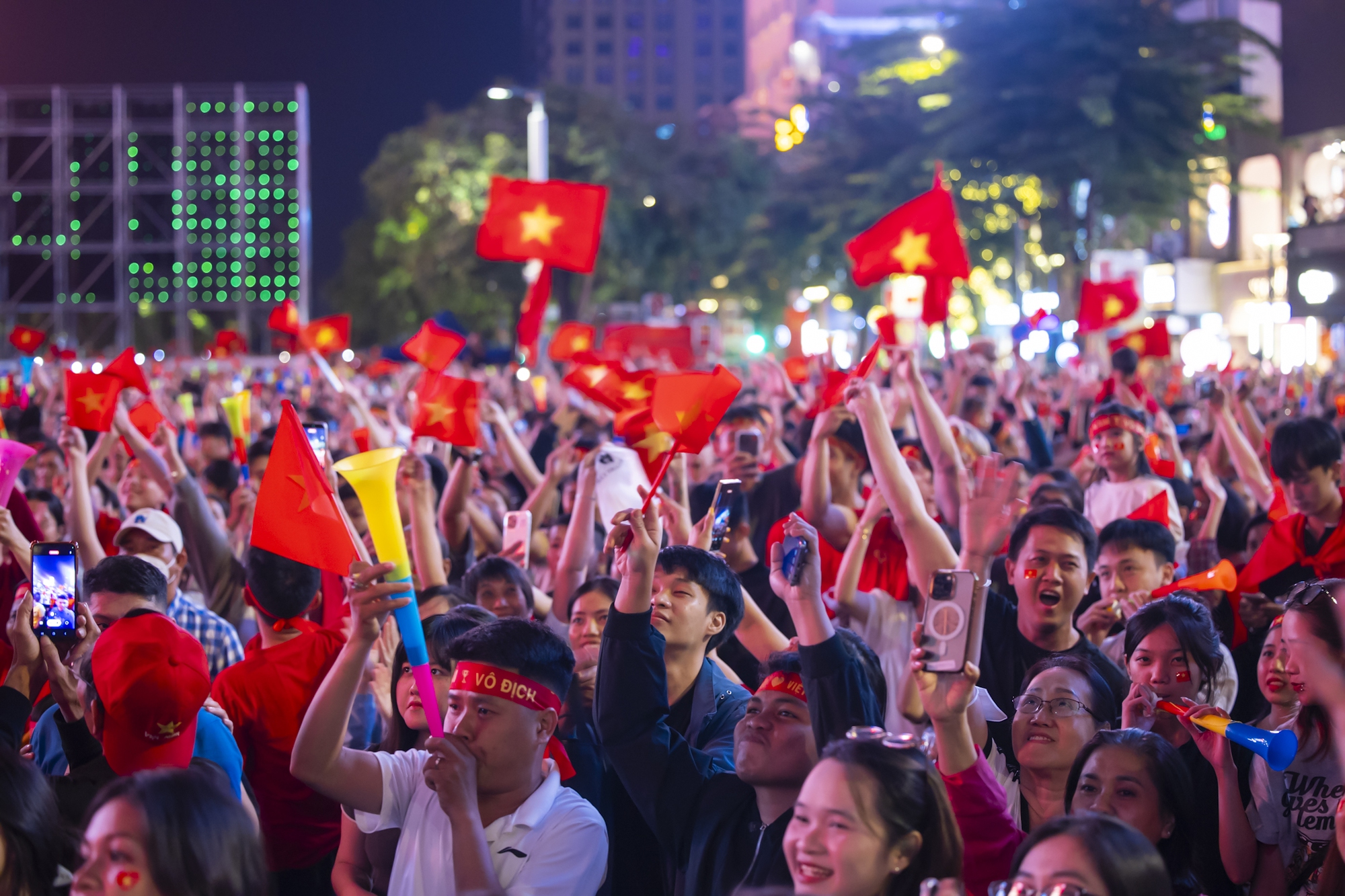 Nước mắt cổ động vi&ecirc;n khi U23 Việt Nam nhận thất bại cay đắng- Ảnh 58.