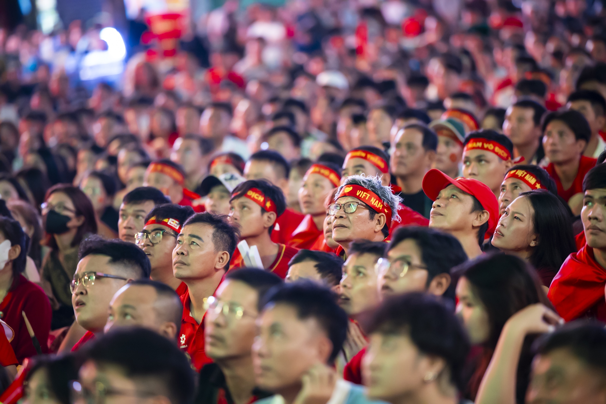 Nước mắt cổ động vi&ecirc;n khi U23 Việt Nam nhận thất bại cay đắng- Ảnh 18.