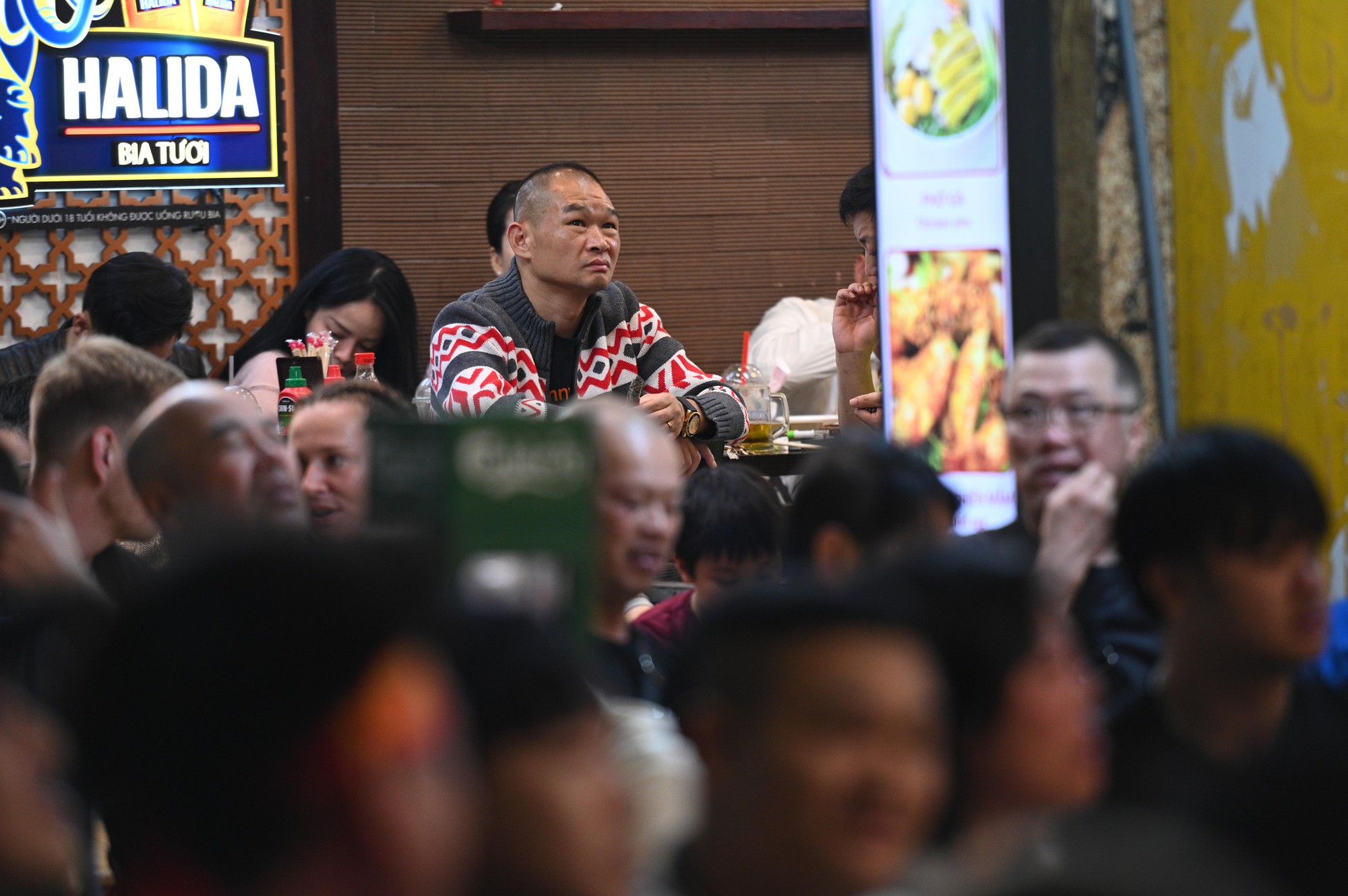 Nước mắt cổ động vi&ecirc;n khi U23 Việt Nam nhận thất bại cay đắng- Ảnh 13.