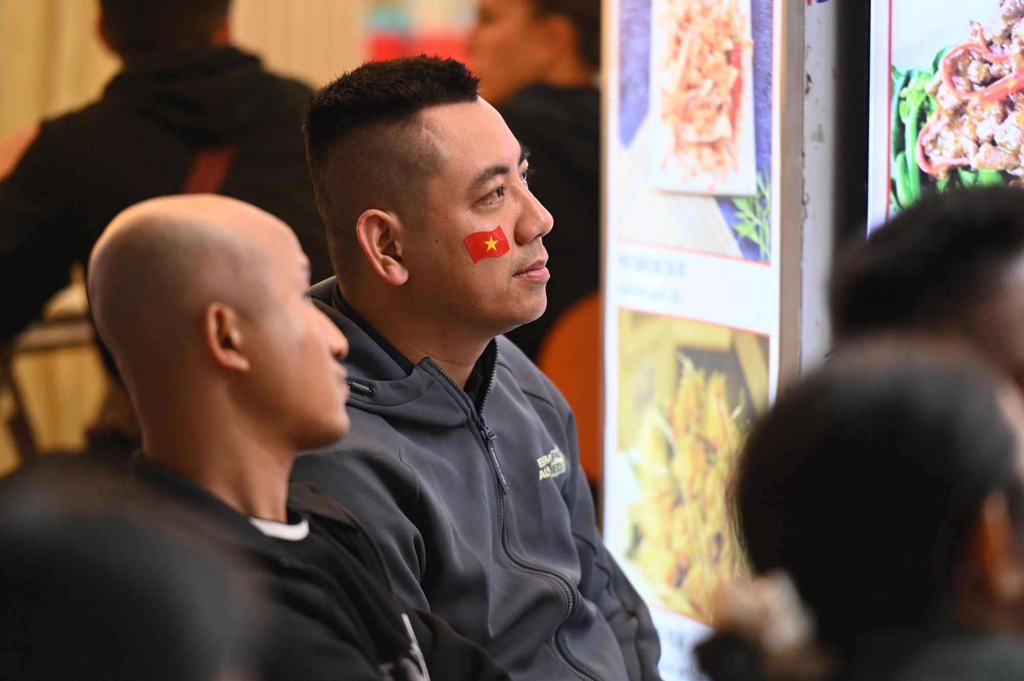 Nước mắt cổ động vi&ecirc;n khi U23 Việt Nam nhận thất bại cay đắng- Ảnh 14.