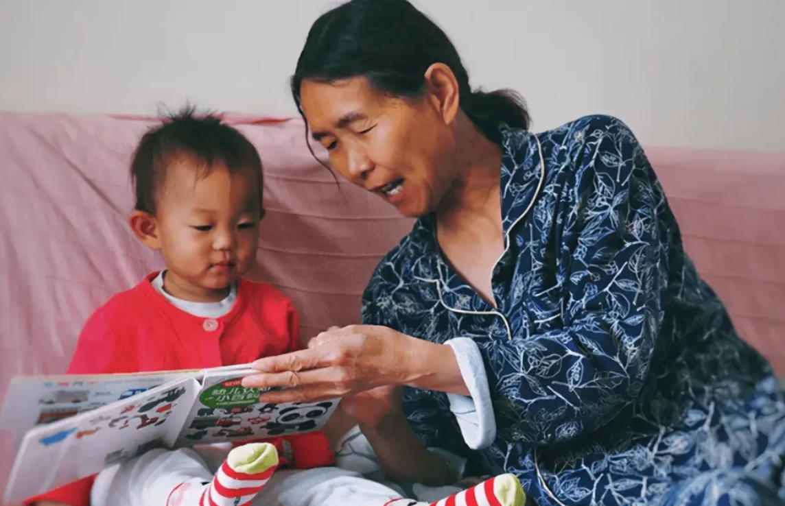 Ngày càng nhiều gia đình để bà ngoại chăm cháu, có Ngày càng nhiều gia đình để bà ngoại chăm cháu, có