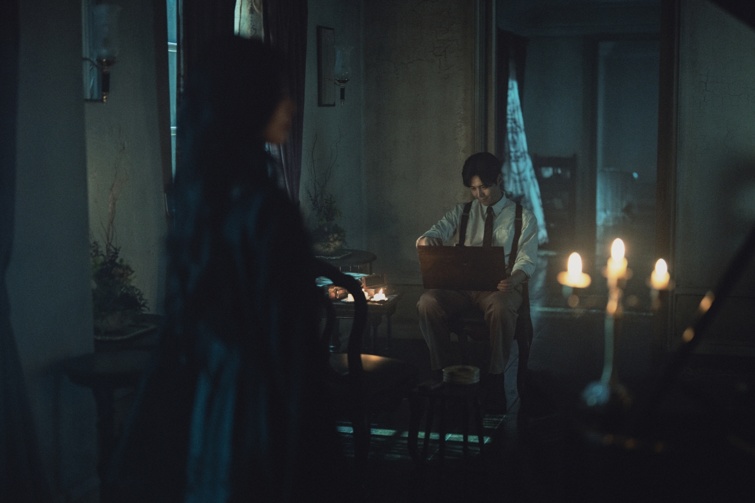 Hậu trường tạo h&igrave;nh g&acirc;y sốc của Suzy trong Portraits Of Delusion - Ảnh 7.