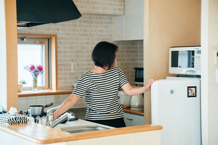 Chưa đến ngày nhận lương đã cạn tiền? Một phụ nữ trung niên chia sẻ: Tôi thoát cảnh này nhờ 3 thói quen rất dễ - Ảnh 2.