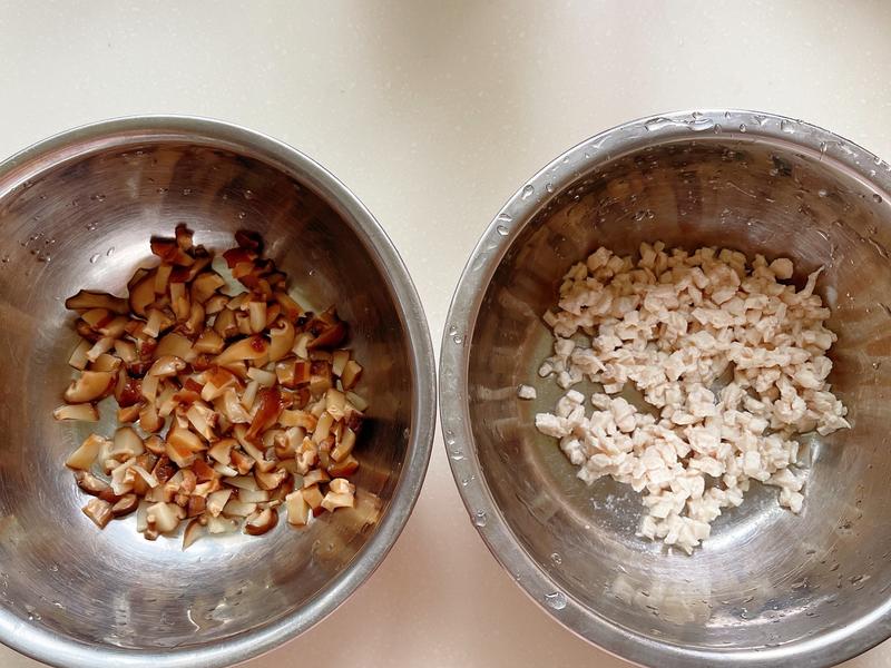 Cháo gà nấm hương ấm áp cho bữa sáng ngon miệng trong ngày đông lạnh giá - Ảnh 2. Cháo gà nấm hương ấm áp cho bữa sáng ngon miệng trong ngày đông lạnh giá - Ảnh 2.