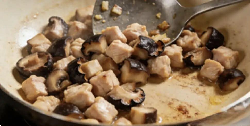 Cháo gà nấm hương ấm áp cho bữa sáng ngon miệng trong ngày đông lạnh giá - Ảnh 3. Cháo gà nấm hương ấm áp cho bữa sáng ngon miệng trong ngày đông lạnh giá - Ảnh 3.