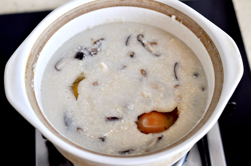 Cháo gà nấm hương ấm áp cho bữa sáng ngon miệng trong ngày đông lạnh giá - Ảnh 5. Cháo gà nấm hương ấm áp cho bữa sáng ngon miệng trong ngày đông lạnh giá - Ảnh 5.