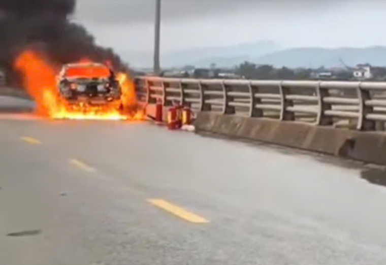 &Ocirc; t&ocirc; bốc ch&aacute;y dữ dội tr&ecirc;n cầu Y&ecirc;n Xu&acirc;n , 3 người kịp tho&aacute;t nạn an to&agrave;n - Ảnh 2.