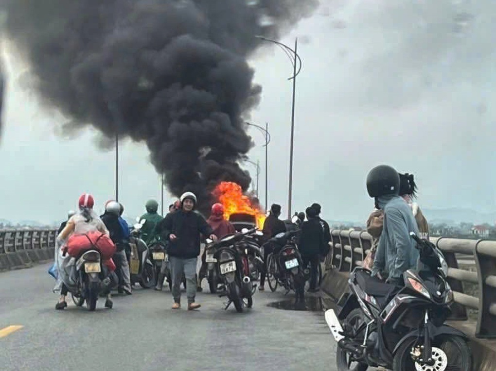 &Ocirc; t&ocirc; bốc ch&aacute;y dữ dội tr&ecirc;n cầu Y&ecirc;n Xu&acirc;n , 3 người kịp tho&aacute;t nạn an to&agrave;n - Ảnh 1.