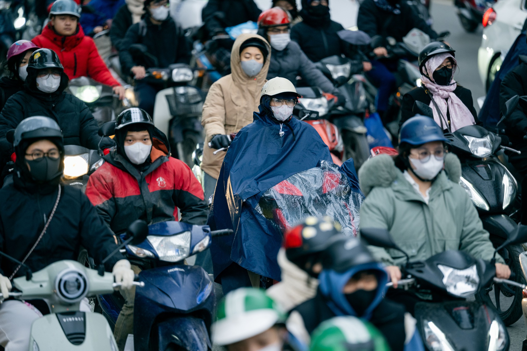 H&agrave; Nội trải qua đợt r&eacute;t đậm nhất m&ugrave;a Đ&ocirc;ng với Nhiệt độ xuống thấp - Ảnh 1.