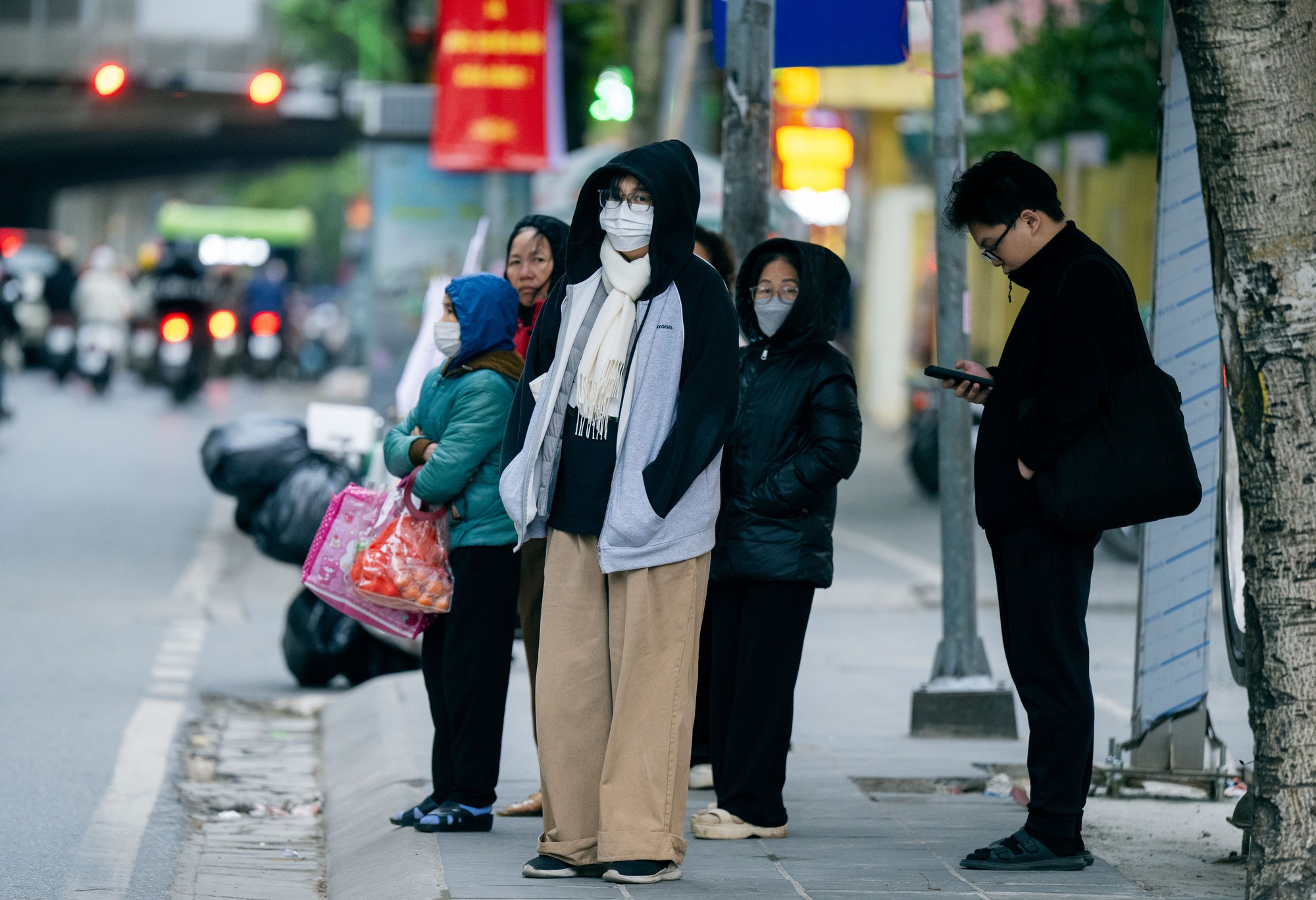 H&agrave; Nội trải qua đợt r&eacute;t đậm nhất m&ugrave;a Đ&ocirc;ng với Nhiệt độ xuống thấp - Ảnh 8.